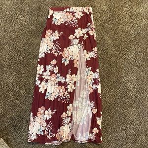 Flower maxi skirt with slit.